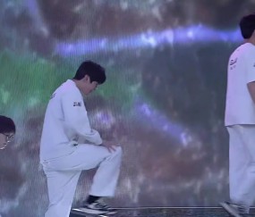 温馨一幕!Rookie达成LPL1000场成就 队员赛后端上蛋糕共同祝贺