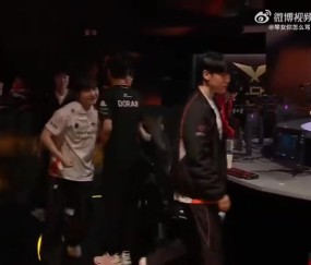 前队友只能鼓励你了😆Delight Viper Zeka Peanut赛后拍了Doran