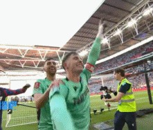 陷入疯狂!水晶宫120年首冠,球员与球迷激情庆祝🎉