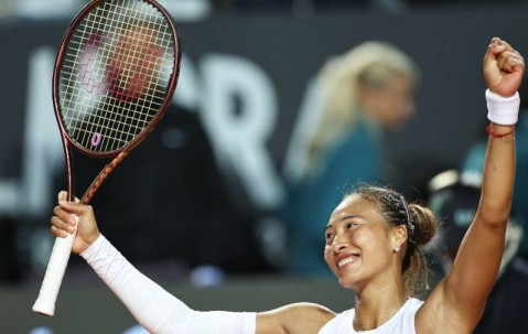 首胜萨巴伦卡，郑钦文：我终于能像对阵普通选手那样面对她了