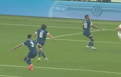 顶级乌龙😂斯图加特后卫头球回顶给门将，角度刁钻皮球直入球网