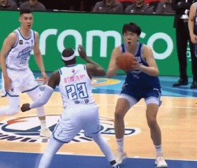 有点小懊恼！杨瀚森被犯规但绝佳机会没有扣进 拍了下自己脑袋