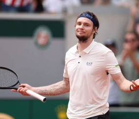 法网男单爆冷门!9号种子两盘在握遭逆转,遗憾止步无缘32强