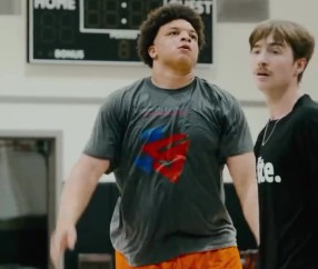 下赛季还回来吗？洛夫顿晒近期训练视频 还穿着上海队的短裤