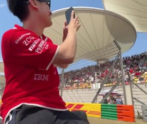 周冠宇参加F1车手巡游活动，观众大喊周冠宇的名字