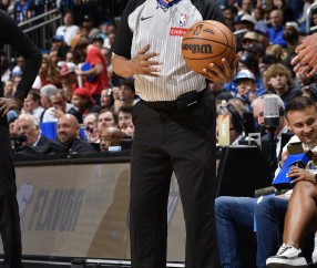 总决赛G3裁判组:主裁卡珀斯&副裁托尼兄弟 回放中心扎克-扎巴