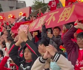 参加足球嘉年华活动感触多，郜林：总有一天我们都会回来的！