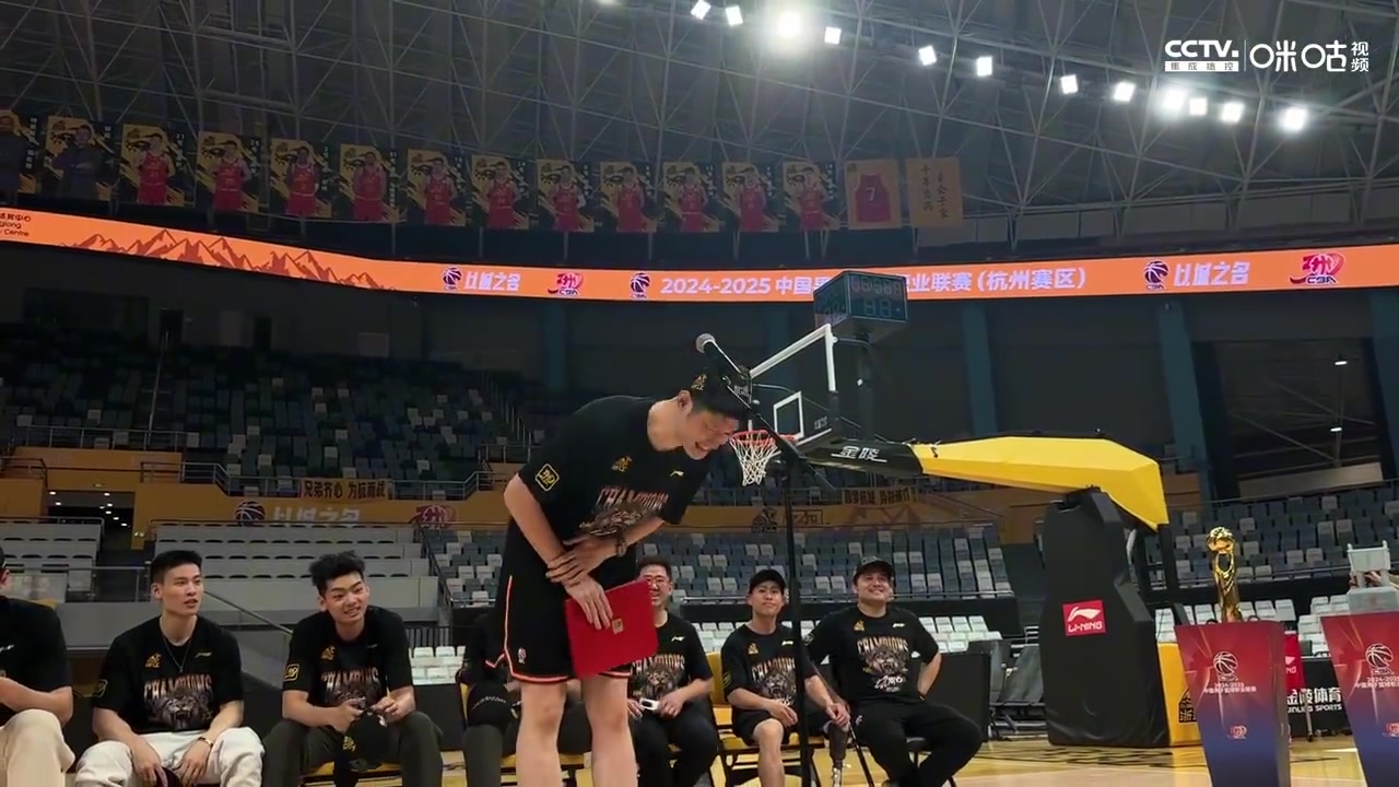 他值得！胡金秋在广厦球迷答谢会上发言 现场球迷高喊MVP