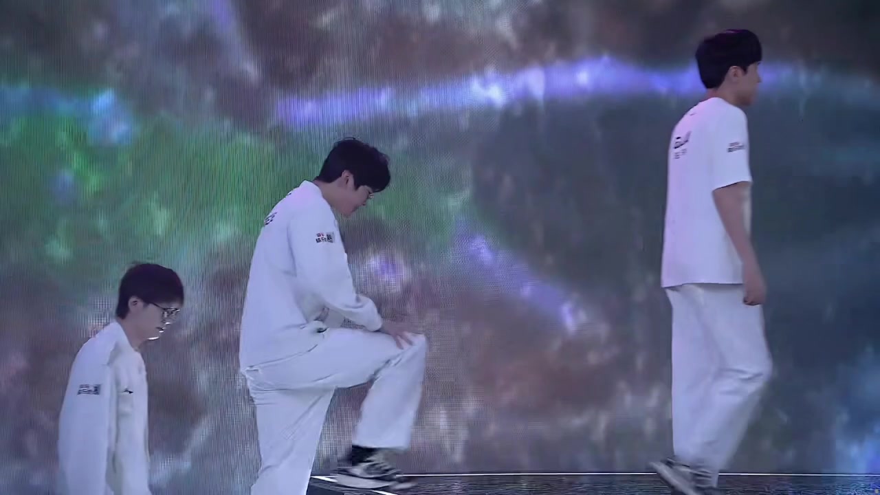 温馨一幕！Rookie达成LPL1000场成就 队员赛后端上蛋糕共同祝贺