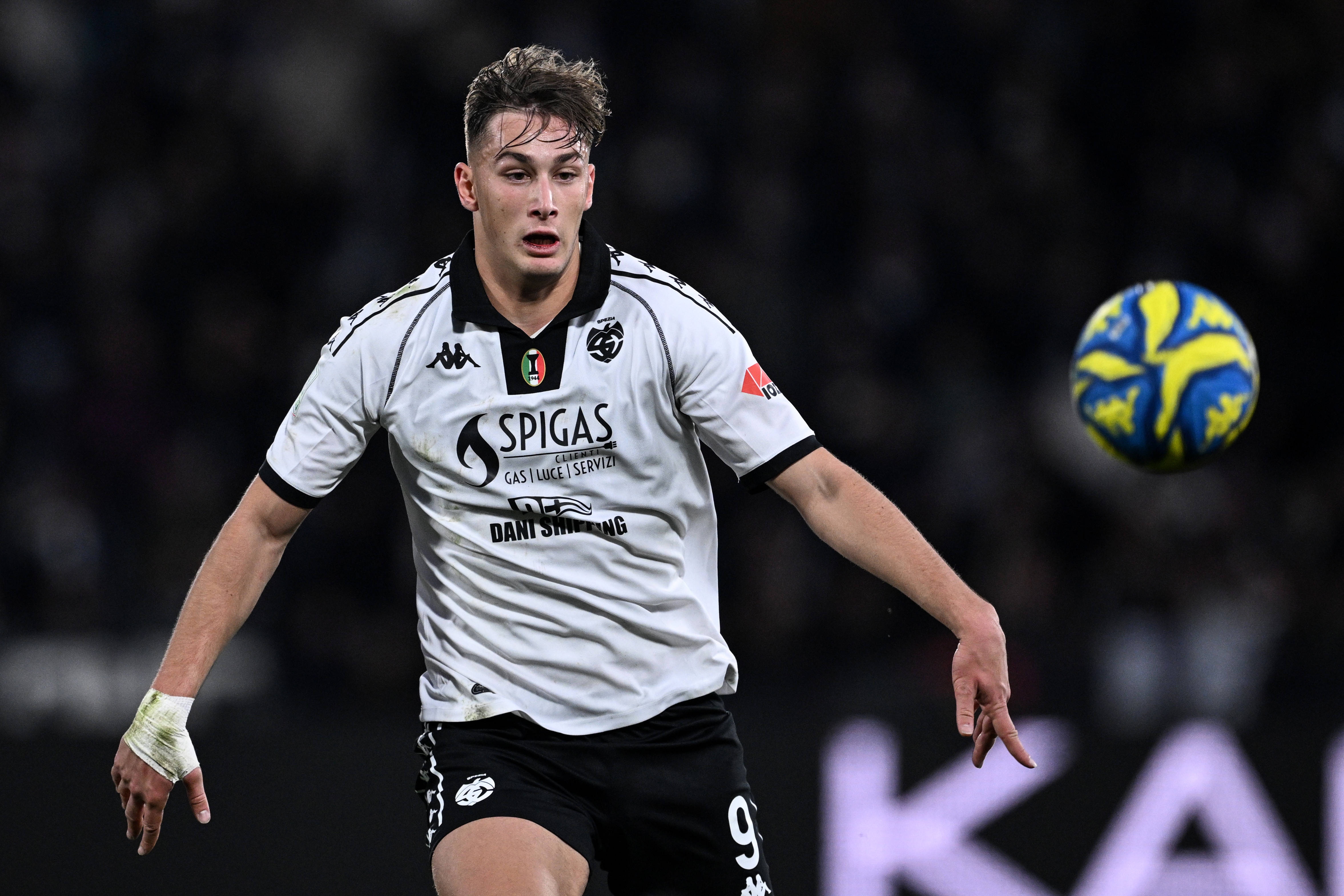 记者:那不勒斯有意F-埃斯波西托,准备报价2500万-3000万欧