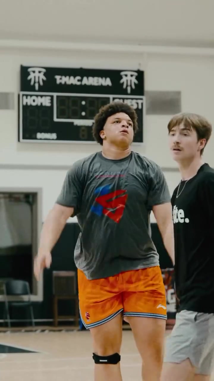 下赛季还回来吗？洛夫顿晒近期训练视频 还穿着上海队的短裤